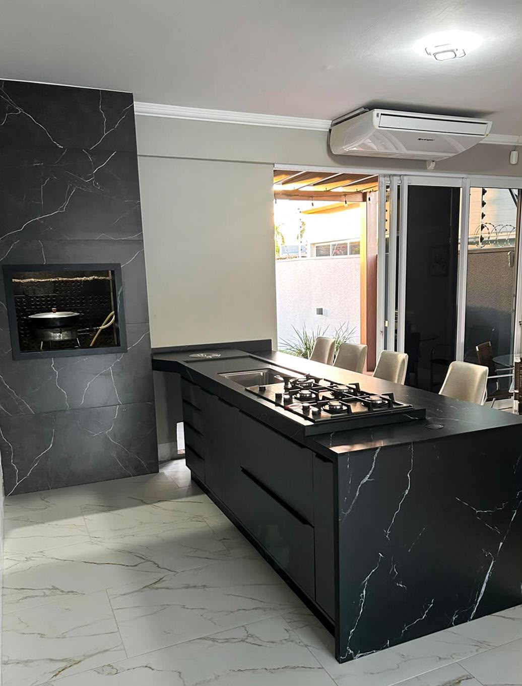 Ilha gourmet em pedra preta com veios brancos - marmoraria em Cuiabá